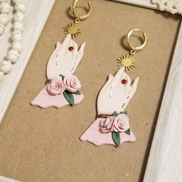 Victorian gloved hands - Picture 3 of 4